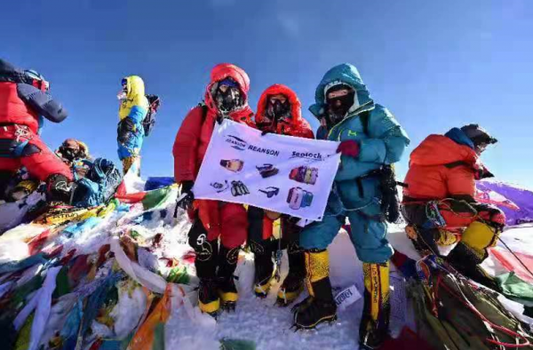 尼泊尔三姐妹成功登顶珠峰，REANSON和高立明玛幕后护航